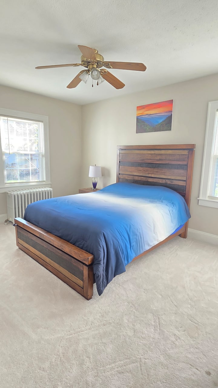 ห้องนอนด้านหน้าชั้นหนึ่ง เตียงควีนไซส์