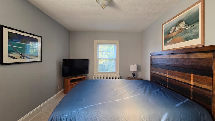 ห้องนอนด้านหลังชั้นหนึ่ง เตียงควีนไซส์