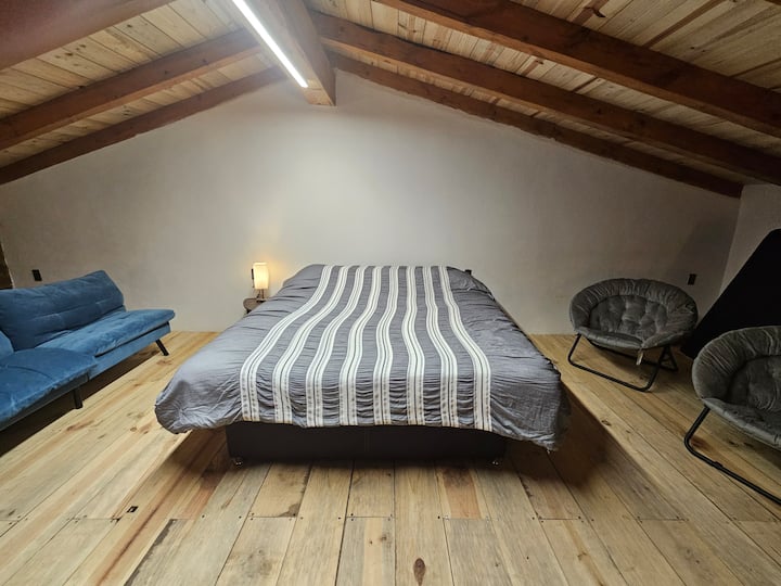 Otvorená izba, na terase na druhom poschodí. 