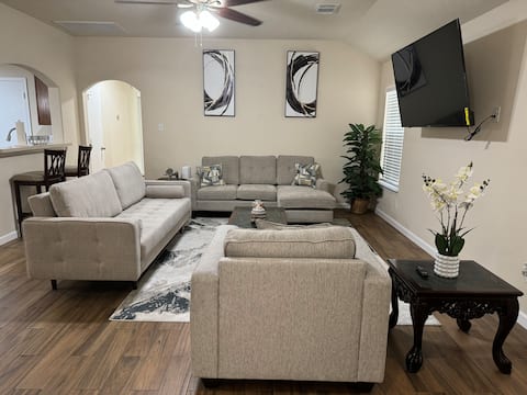 Top performing Airbnb: 4BR Luxury Home • 5 Min to IAH • Sleeps 8 in Iah / Airport Area