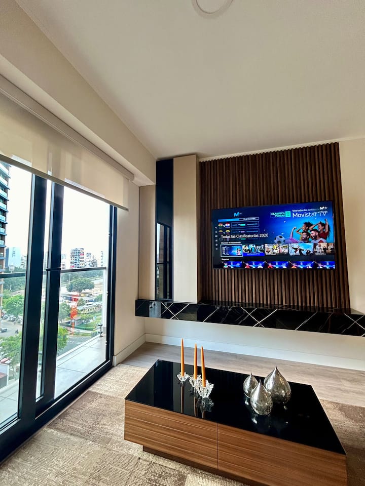 Vista espectacular del parque Chipoco desde sala con balcón frente al mueble de LG TV AI 