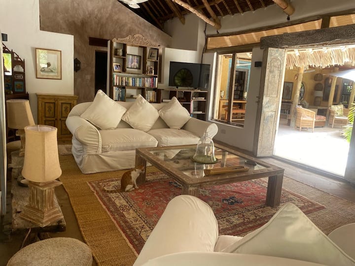 Udoban dnevni boravak s visokim slamnatim zidovima i ventilatorima , s pogledom na bazen  s verandama s jedne strane i sjenovitim dvorištem s druge strane.   TV,  raskošni kauči , knjižnica knjiga  i igara u kojima gosti mogu uživati tijekom boravka. 