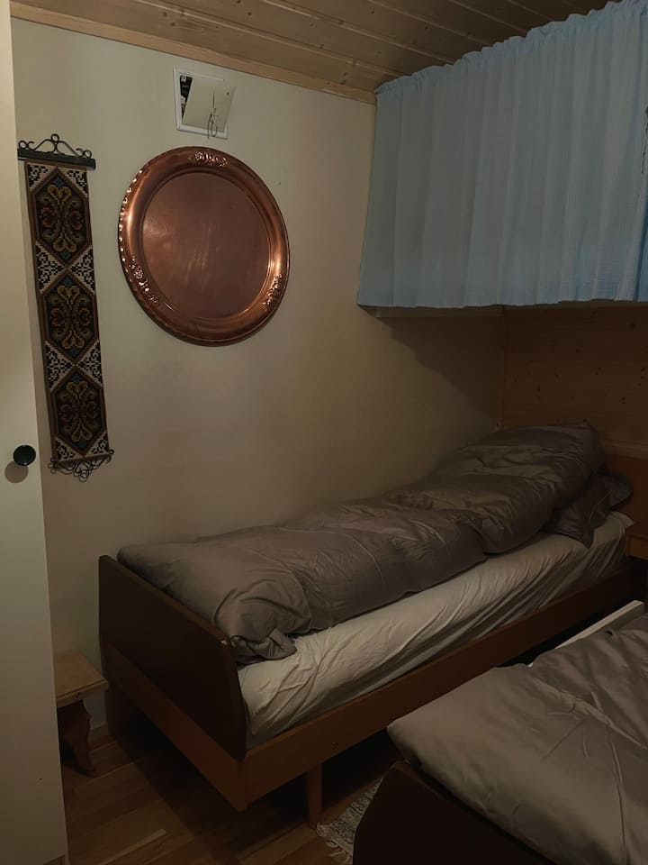 Dormitorio con dos camas de una cama y una litera