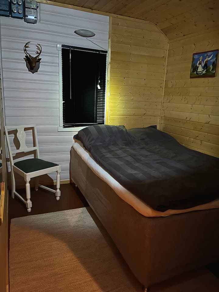 Dormitorio, cama matrimonial con dos camas