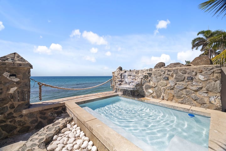 Villa Avalon-beachfront property