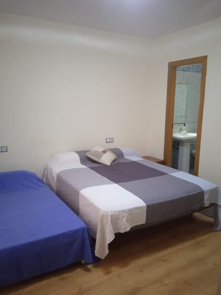 אפשרות למיטה נוספת במקרה של שלושה אורחים. אם מותר להכניס ילדים ל -4 אורחים. 