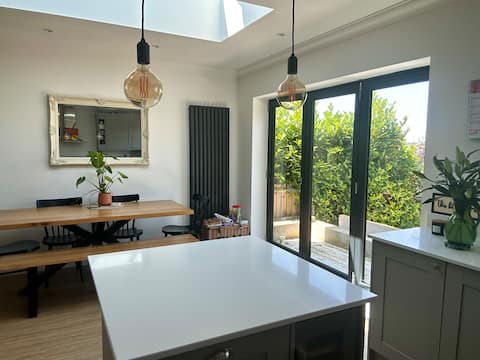 Tranquil Brighton Home, Free Parking