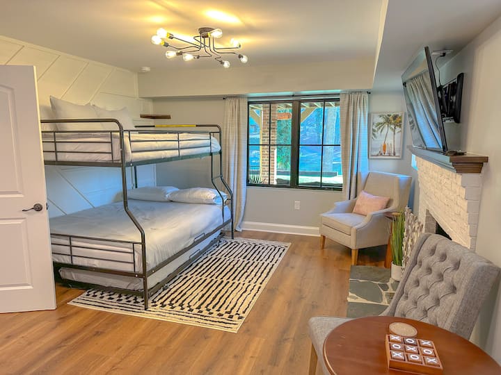 Igumbi elingunxantathu elinezindawo ezingasechibini! 

Imibhede emincane yile: 
** I-XL ephelele phezu kweNdlovukazi ene-Twin XL trundle. 
**Siphinde sibe nomatilasi we-queen air ongaba sekhabetheni eceleni komshini wokuwasha nowokudaya!