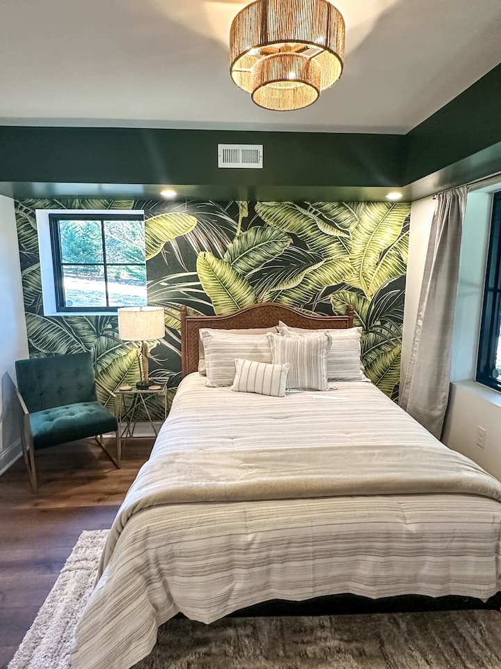 Umbhede omkhulu onezindawo ezinkulu ezingasechibini! Leli kamelo linenye yezindawo ezinhle kakhulu endlini futhi linama-closet amabili ahlukene!