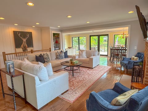 Popular Airbnb listing: Barefoot Oasis — Luxury Waterfront + Pet Friendly in Belmont