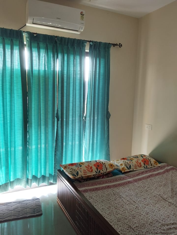 segundo dormitorio con aire acondicionado y cama matrimonial