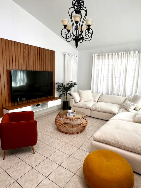 Spacious and Luxurious House/ 2bedrooms/2baths