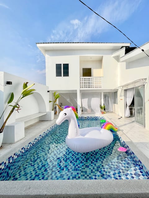 Halaman Villa with swimming pool