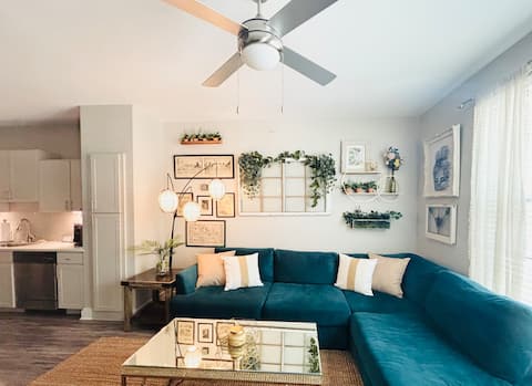 Stylish Apartment in Heart of Addison Circle