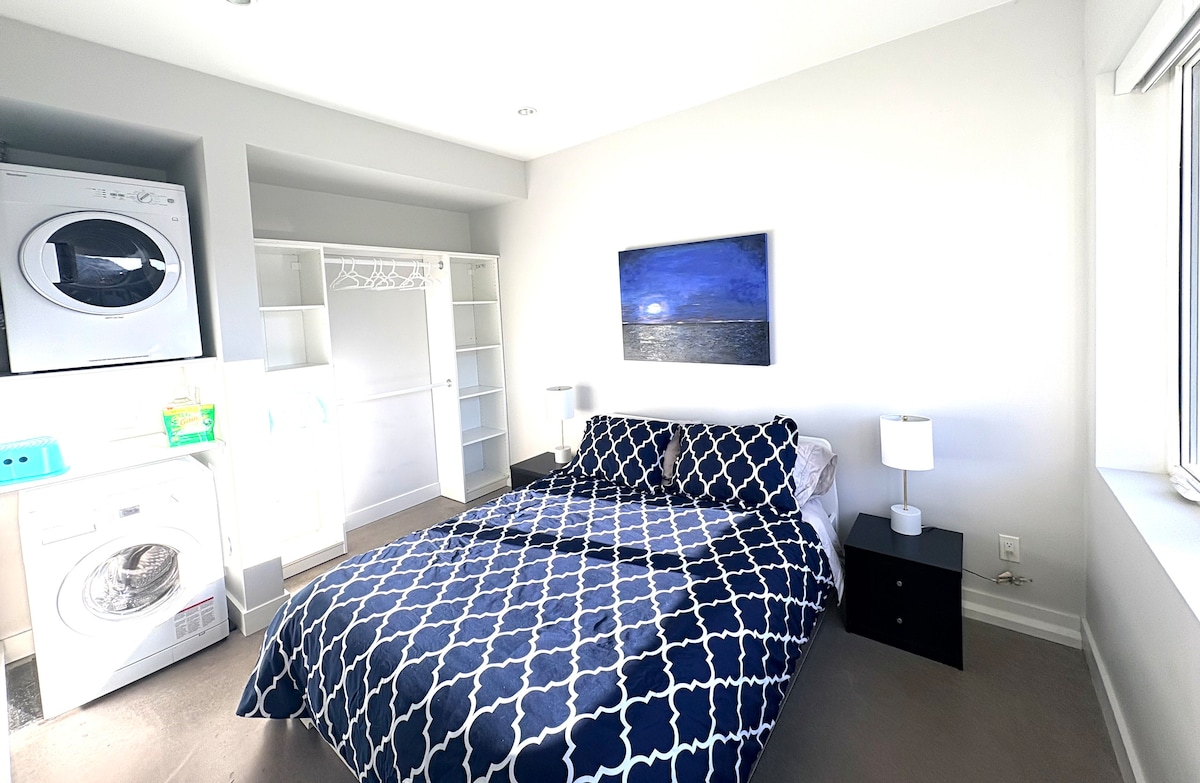 Svetlá spálňa s manželskou posteľou Queen. 4 vankúše, 2 bočné stolíky, 2 lampy, práčka/sušička, veľa úložného priestoru, žehlička a žehliaca doska (na vyžiadanie).