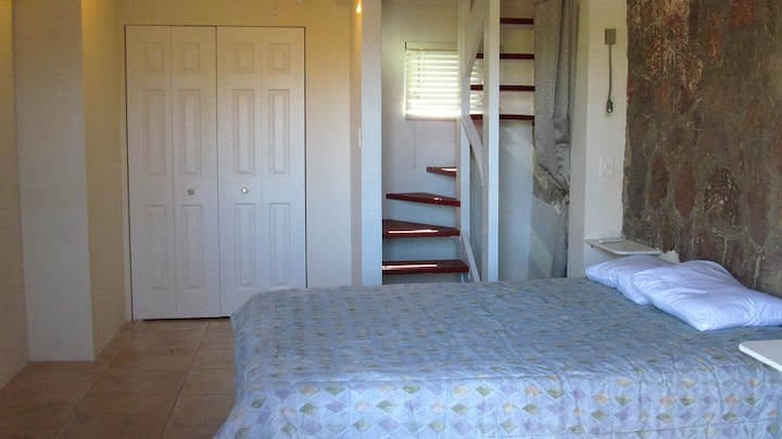 تقع غرفة النوم الثالثة في شقة ملحقة قائمة بذاتها مع شرفة صغيرة.  يمكن الوصول إليه من البيت الرئيسي أو عبر مدخله الخاص.  سلم حلزوني ملون ومتعرج يربط بين الطوابق.