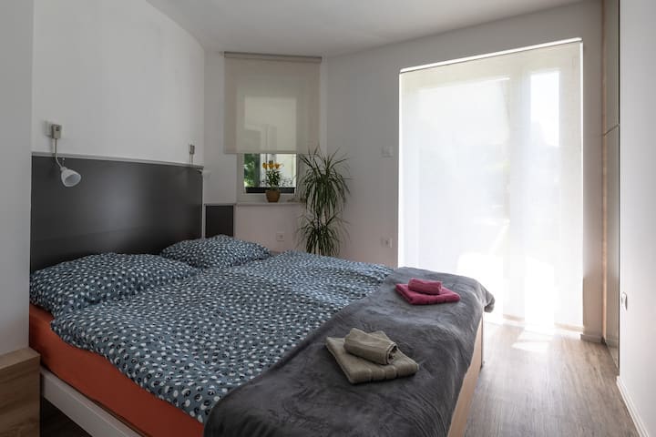 Dvostruki madrac s desne strane produžen je na 230 cm. Unutarnja nijansa omogućuje vam privatnost i svijetlu spavaću sobu, dok vanjska nijansa omogućuje potpuno zamračenje.