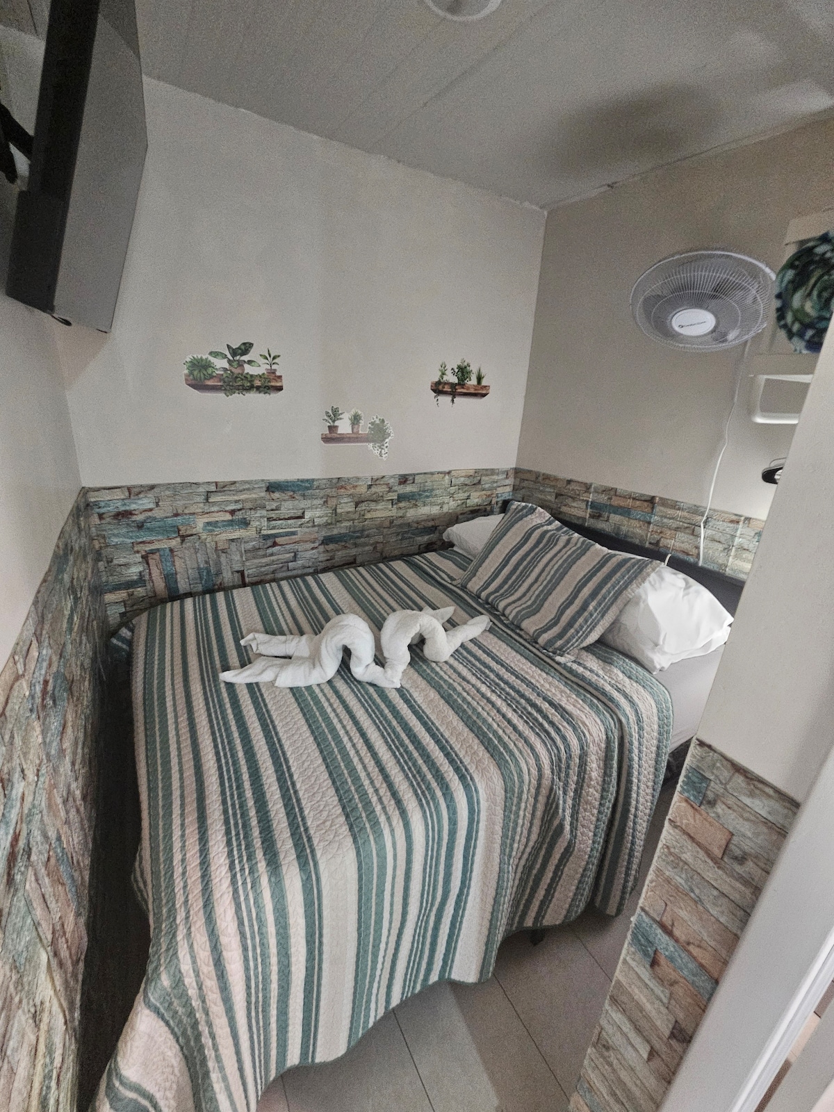 Совршен брачен кревет за две лица.