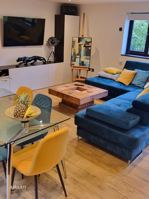 Top performing Airbnb: Artb'n'Bee in Woking