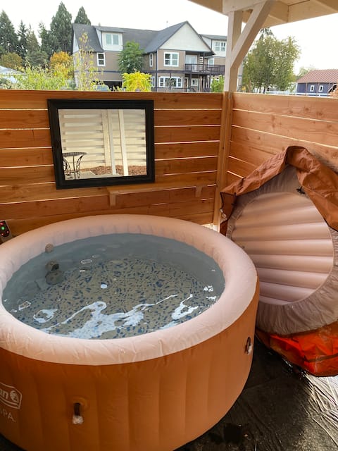 2-story Guest Cottage with hot tub (year round)