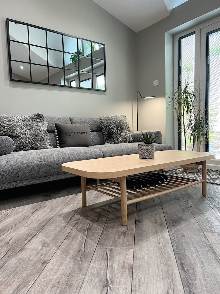 Relax In Comfort And Style - Leeds Bradford Airport (LBA)