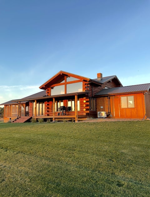 Spacious Log Cabin + River Views