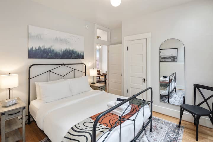 Брачен кревет (широк 150-179 см), странични маси со приклучоци за полнење. Полица за багаж и закачалки во плакарот. Во прилог е ниша со кабриолет електричен простор за седење/стоење и перење алишта со машина за перење и сушење алишта. 