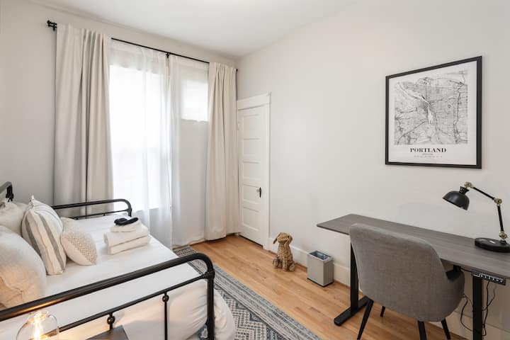 Двоен двоен кревет со кабриолет. Странична маса со приклучоци за полнење и работен простор со електрично биро за стоење со кабриолет. Затемнување на завесите за висококвалитетен сон. 