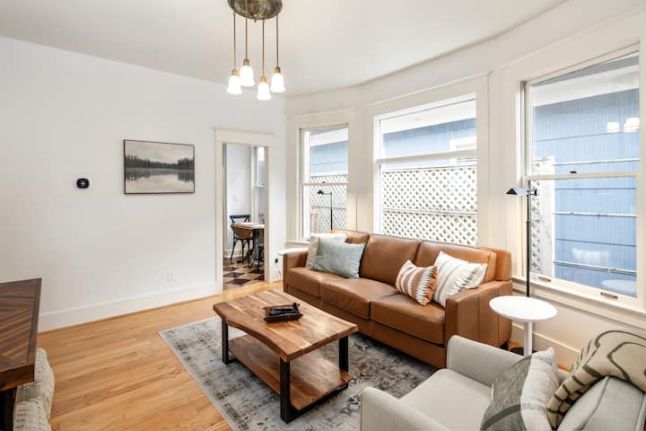 Дневна соба со 58-инчен телевизор со DisneyPlus. Игри на табла и книги на полиците за забава. Конзолна маса зад каучот со приклучоци за полнење на телефонот или лаптопот. Ламби за затемнување. 