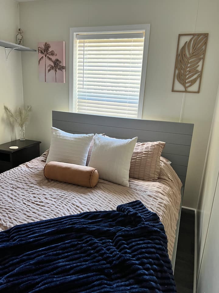 Letto matrimoniale con smart tv e ventilatore a soffitto. C'è un futon nell'armadio, se necessario, per un ospite aggiuntivo.