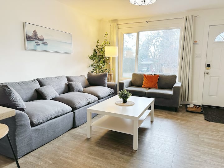 Spacious 3-bed Gem Near 8th St - Saskatoon