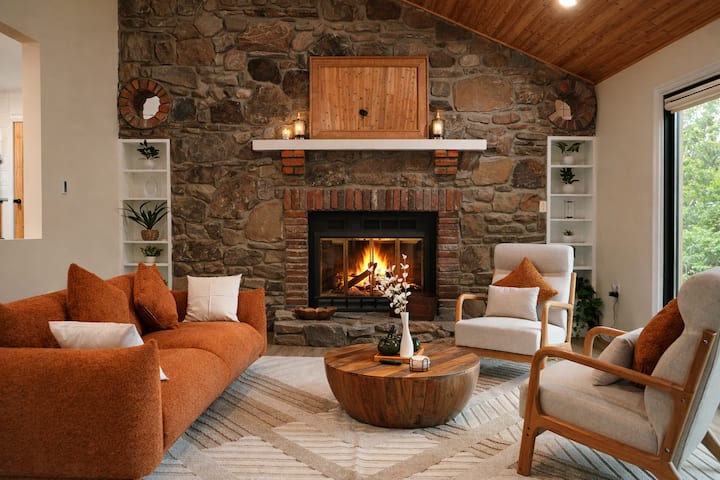 Family Pocono Retreat • Stream • Pool • Firepit - Red Rock, East Stroudsburg