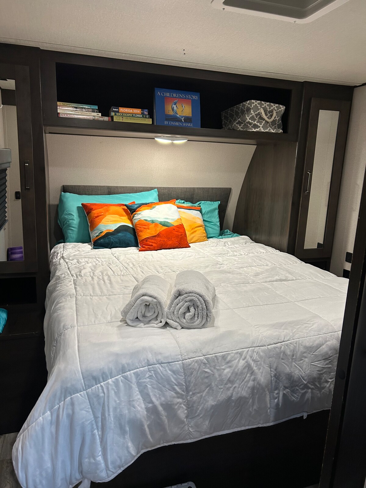 Madrac od memorijske pjene veličine Queen za opuštajući san u udobnom prostoru s zavjesama/roletama za zamračivanje! 