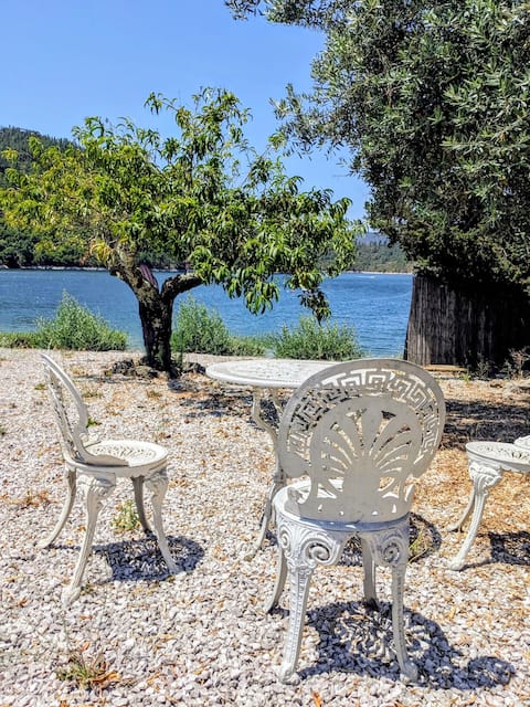 Lakefront house 1500sqm magical garden and hot-tub