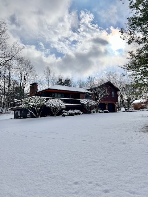 Serene & Cozy Escape w/ Fireplace, Skiing nearby