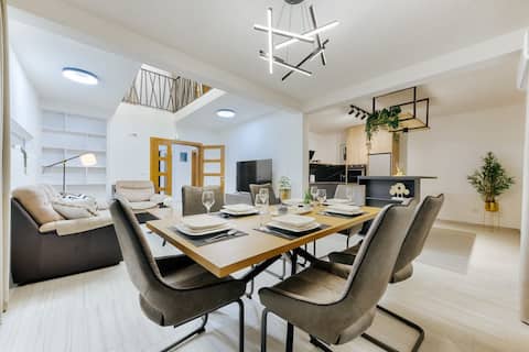 SCC Villa w/ private pool and yard