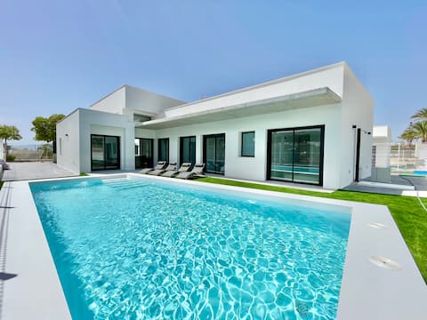 Private pool / 5 bedrooms / 4 baths