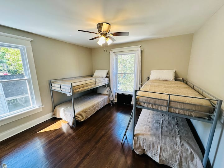 2 samostatné poschodové postele a skriňa s dostatkom priestoru. 