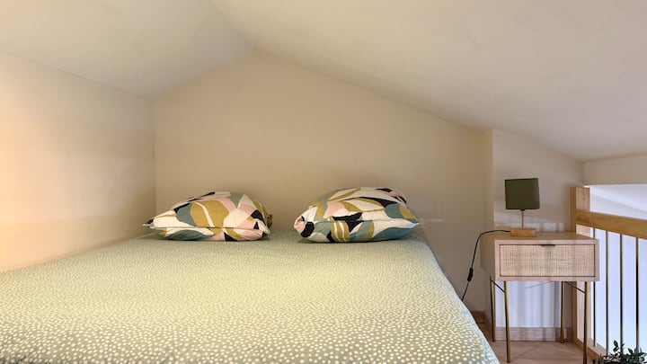 Krevat dopio që ndodhet në katin e ndërmjetëm, ofron një hapësirë të rehatshme dhe të këndshme për një natë të qetë.