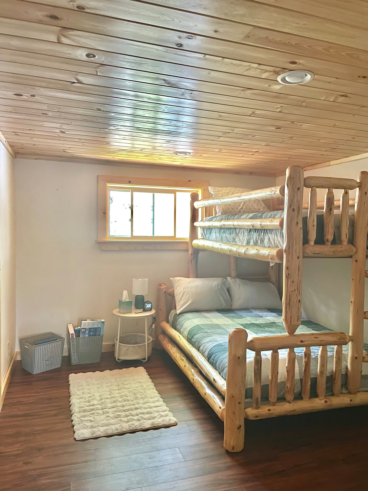 Ერთჯერადი ორადგილიანი ორსართულიანი ოთახი ზემოთ, მორგებული ღამის განათება, საათი უსბ დამტენით, კარადა თამაშებით, საბავშვო სათამაშოები და ა.შ. 