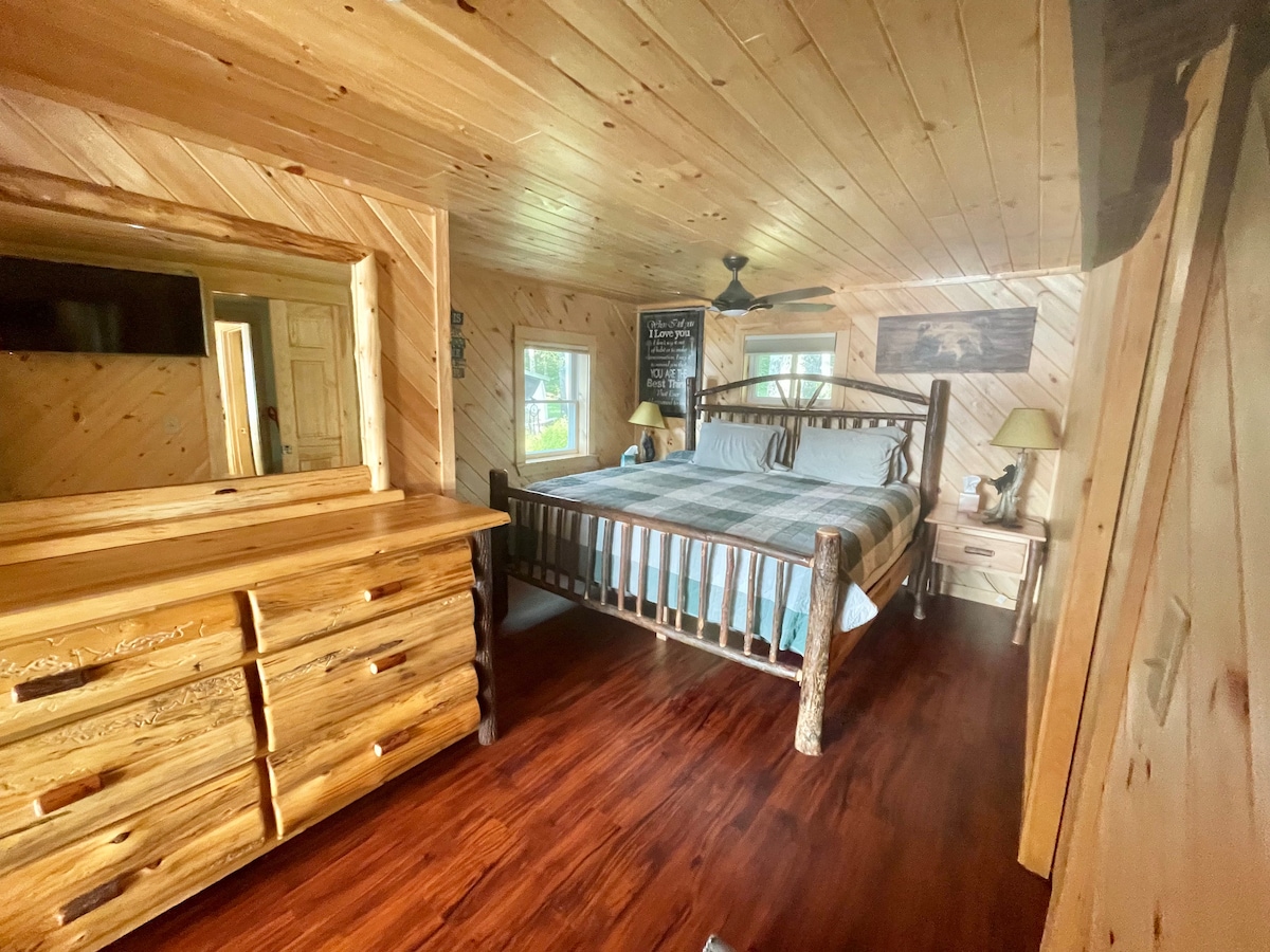 Დიდი საწოლი, კომოდი, სმარტ-ტელევიზორი, პირველი სართული, უკავშირდება სრულ სააბაზანოს