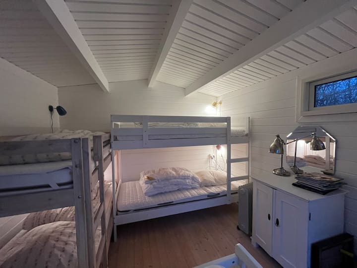 בקתה עצמאית עם שתי מיטות קומתיים