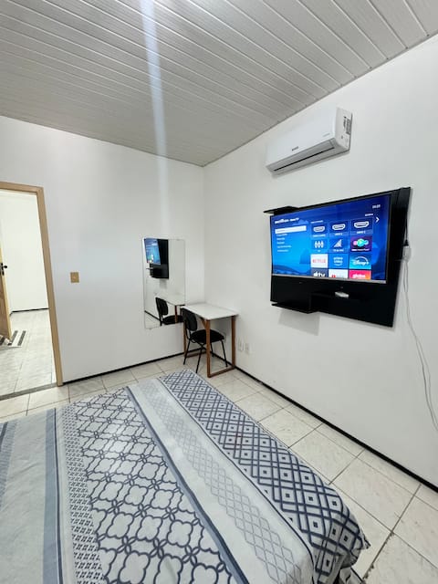 2 bedroom apartment with garage and air-conditioning in an upscale neighborhood