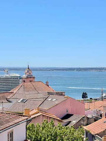 Alfama Wonderful Riverview Home with Terrace