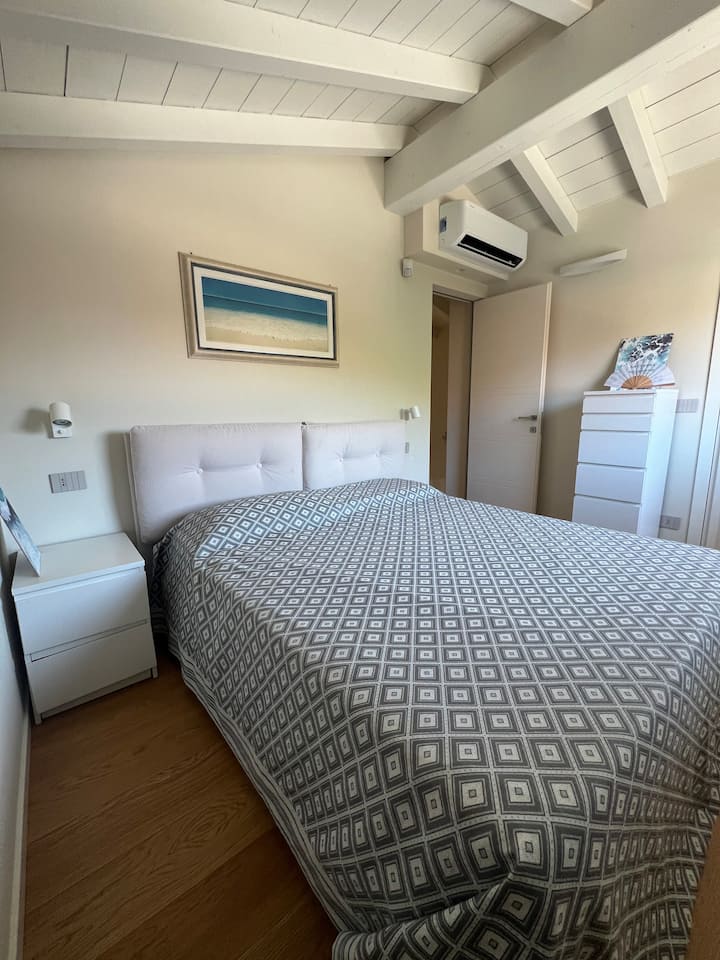 Apartmán s manželskou posteľou veľkosti Queen. Posteľná bielizeň, prikrývka, prikrývky a vankúše sú k dispozícii. Skriňa a komoda sú k dispozícii pre vaše osobné veci. Izba má okno so zatemňovacím závesom. Klimatizácia je k dispozícii.