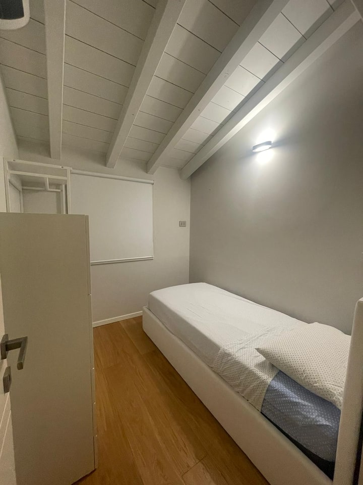 Jednolôžková spálňa. Posteľná bielizeň, prikrývka, prikrývky a vankúše sú k dispozícii. Šatníková skriňa je k dispozícii pre vaše osobné veci. Izba má okno so zatemňovacím závesom. Klimatizácia je k dispozícii. 