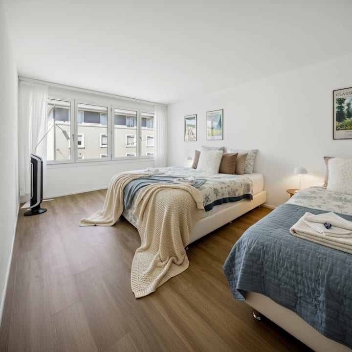 Mirna i ugodna spavaća soba s udobnim krevetima, svježom posteljinom i umirujućom atmosferom idealnom za dobar san