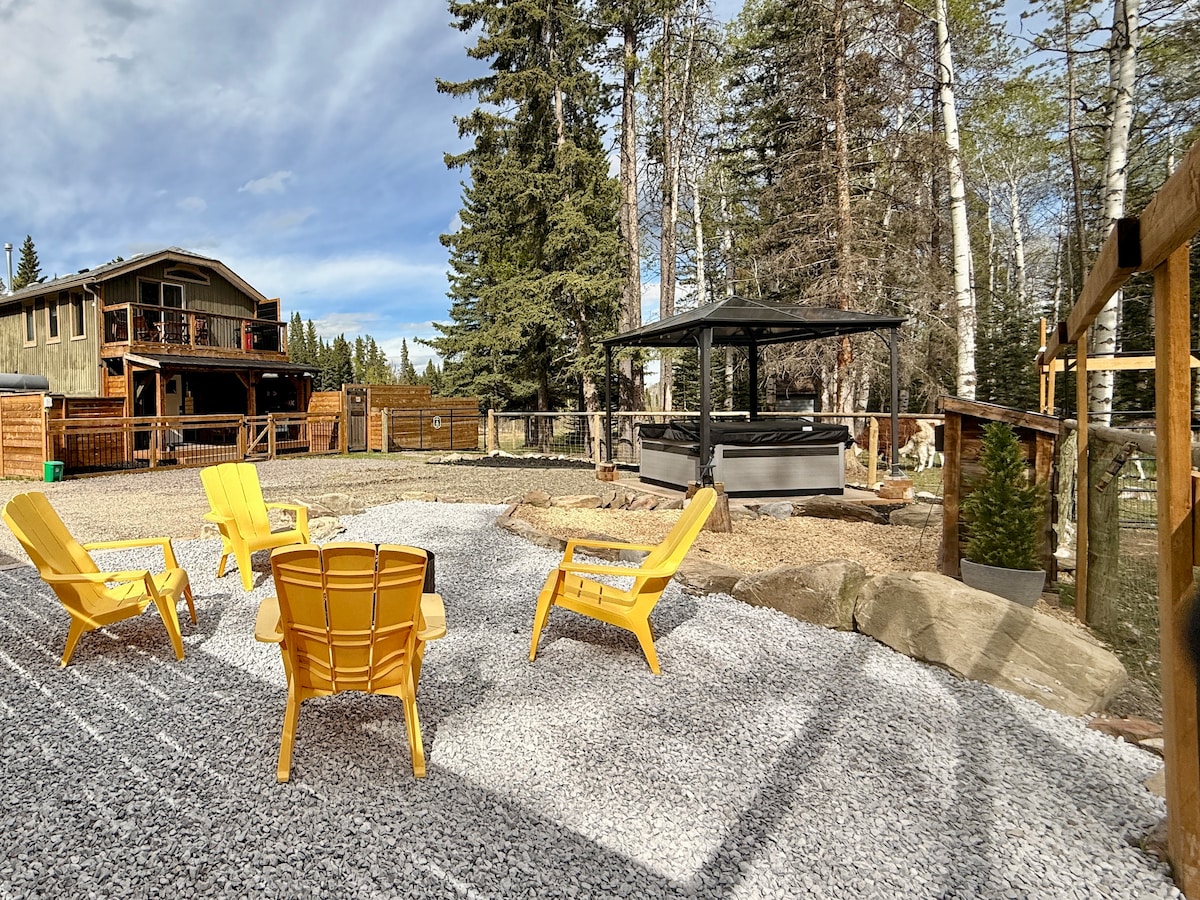 Llama Lookout Suite with hot tub at Basecamp Ranch - Guest suites