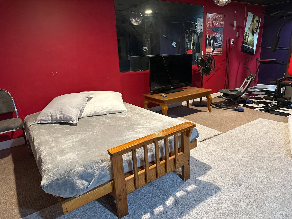 أسرّة في الطابق السفلي في غرفة إضافية. أريكة وسريران متماثلان