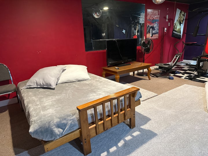 Camas no andar de baixo em quarto extra. Futon e 2 camas de solteiro